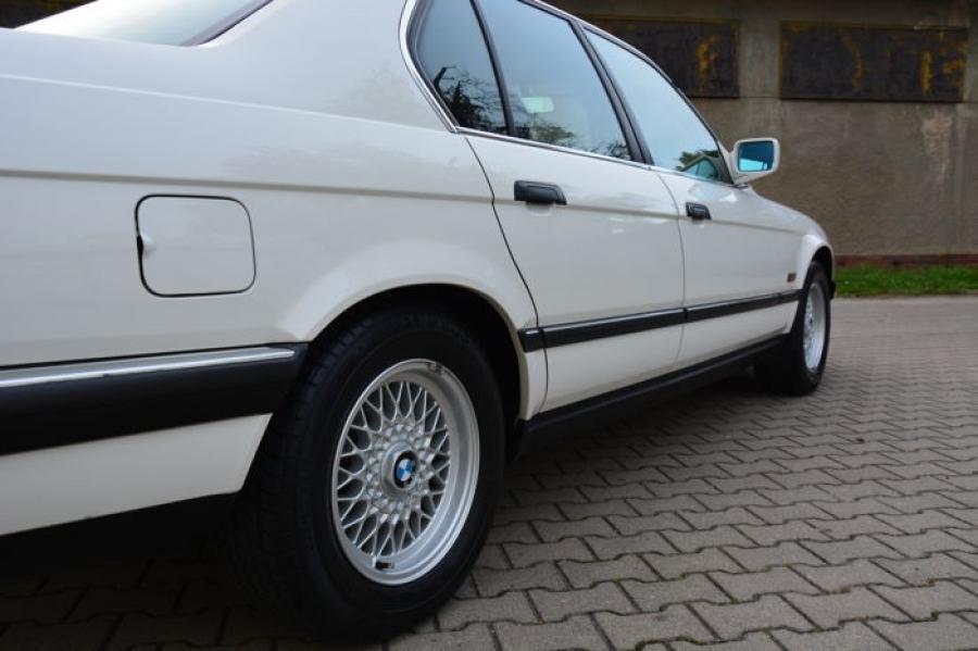 Детали экстерьера BMW 740i (E32) 1992 года  (UK) (фото 32 из 170)